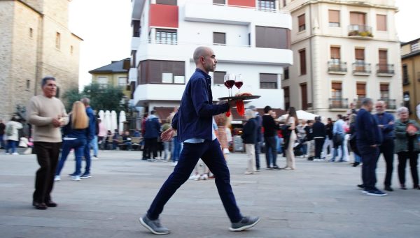 Un camarero sirve limonada en un bar de la zona alta de Ponferrada