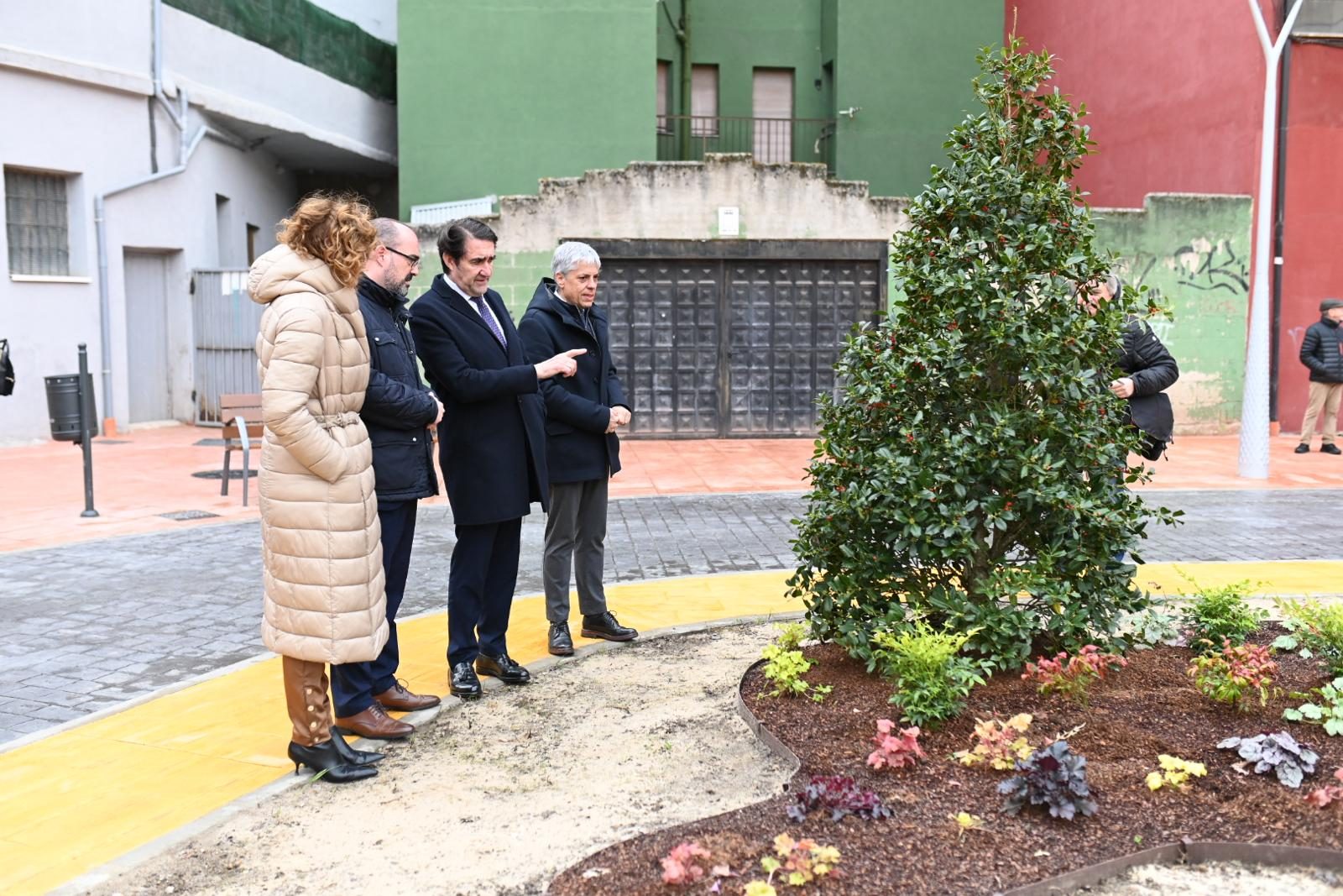 Suárez-Quiñones inaugura el parque de la Plaza Interior de Ponferrada