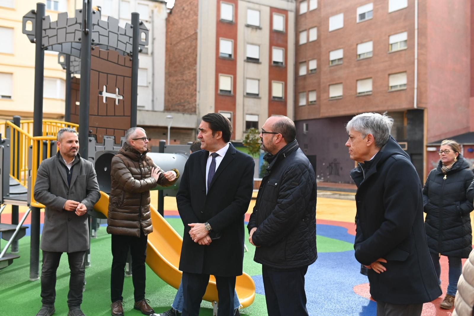 Suárez-Quiñones inaugura el parque de la Plaza Interior de Ponferrada