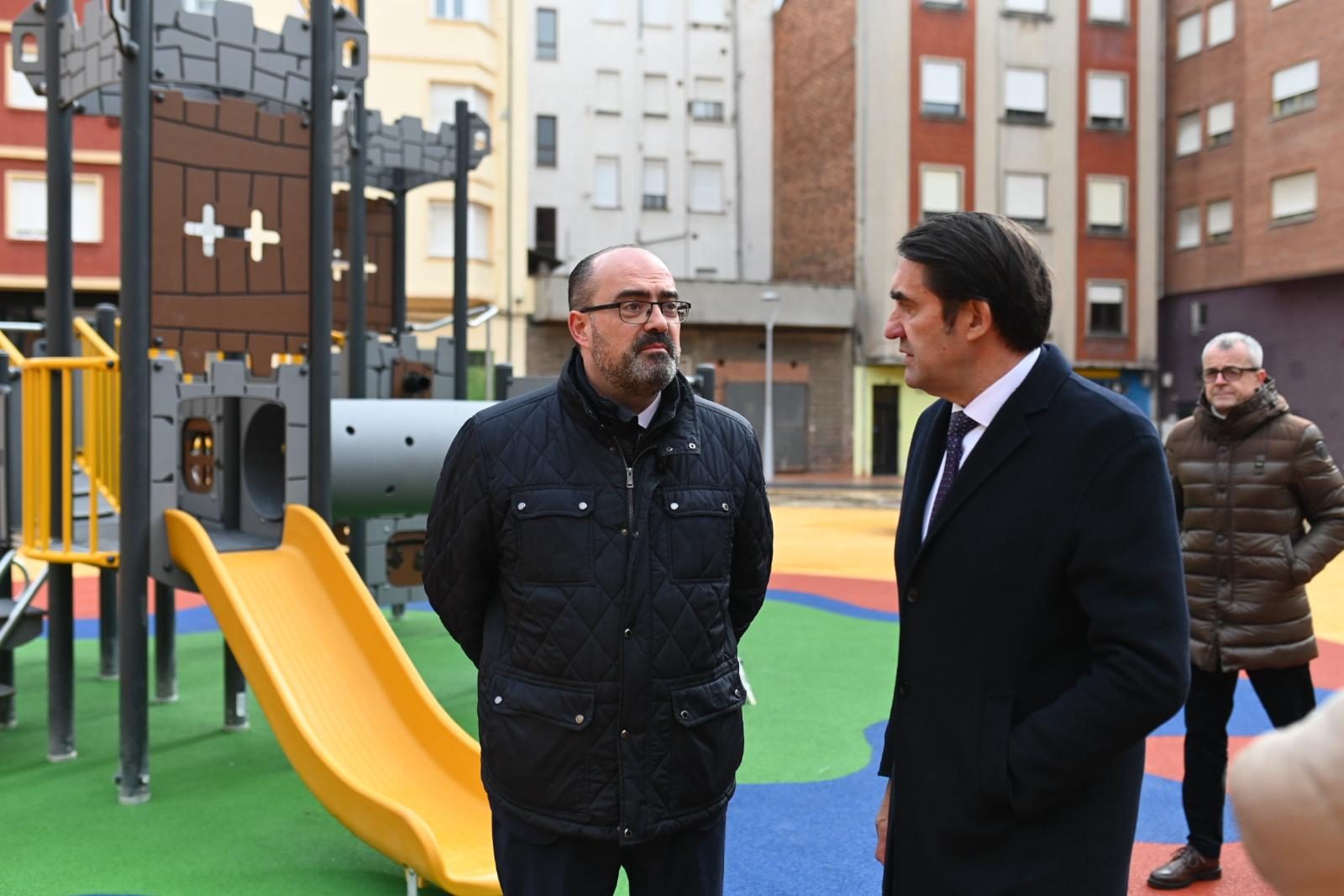 Suárez-Quiñones inaugura el parque de la Plaza Interior de Ponferrada