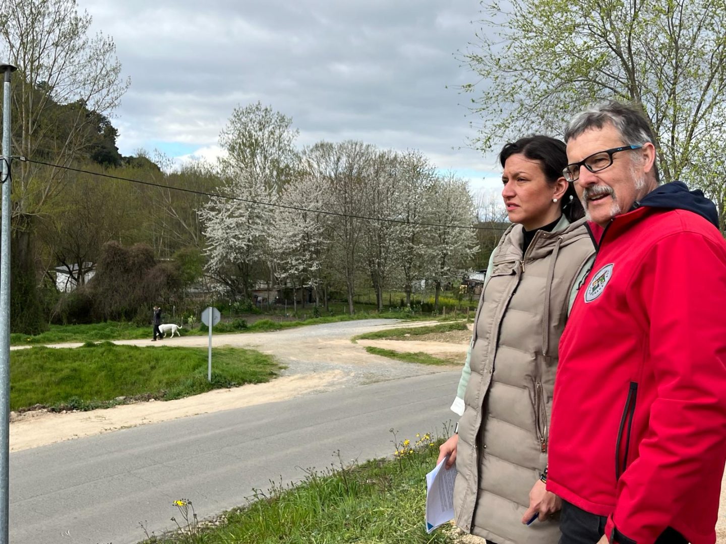 La concejala Lidia Coca y Fernando Arias, técnico del proyecto del Anillo Verde Ponferrada