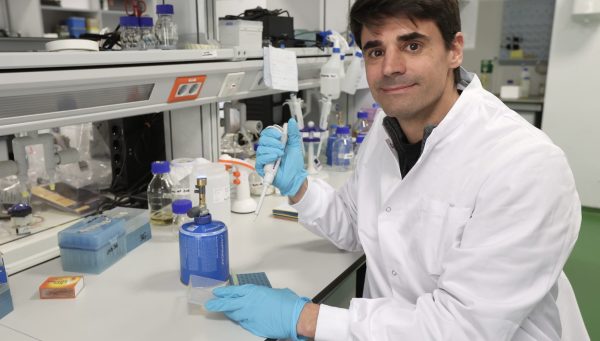 El investigador Saúl Ares en el laboratorio del Centrol Nacional de Biotecnología