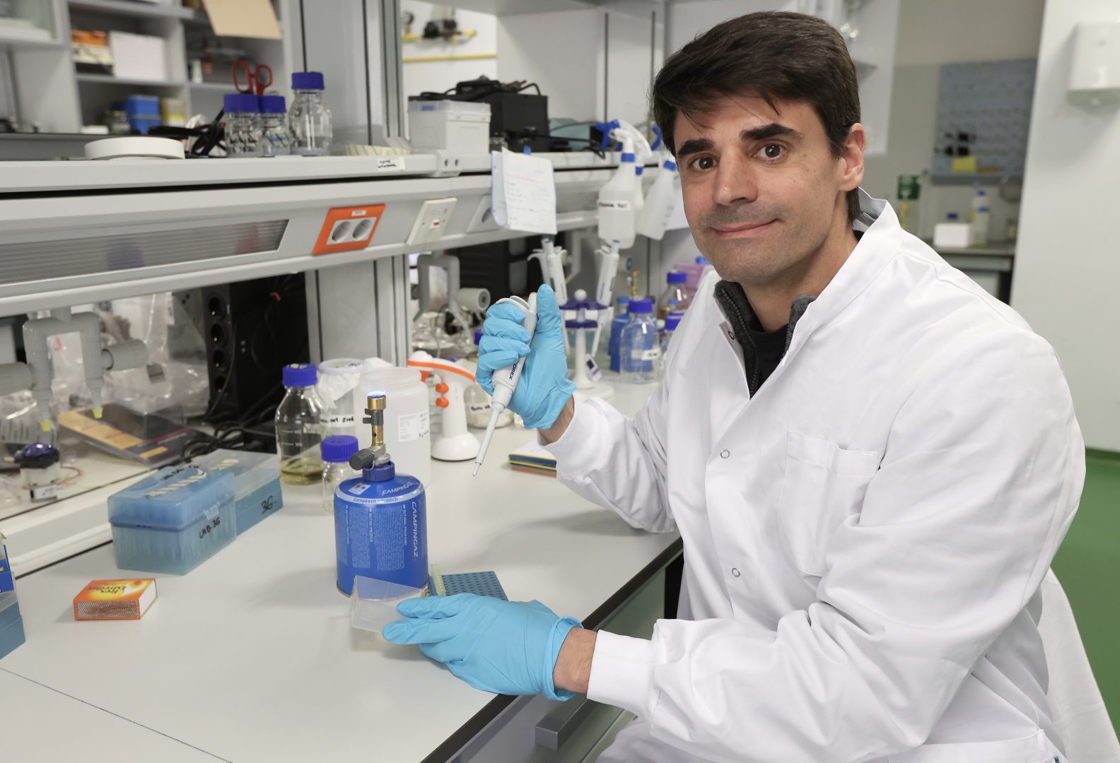 El investigador Saúl Ares en el laboratorio del Centrol Nacional de Biotecnología