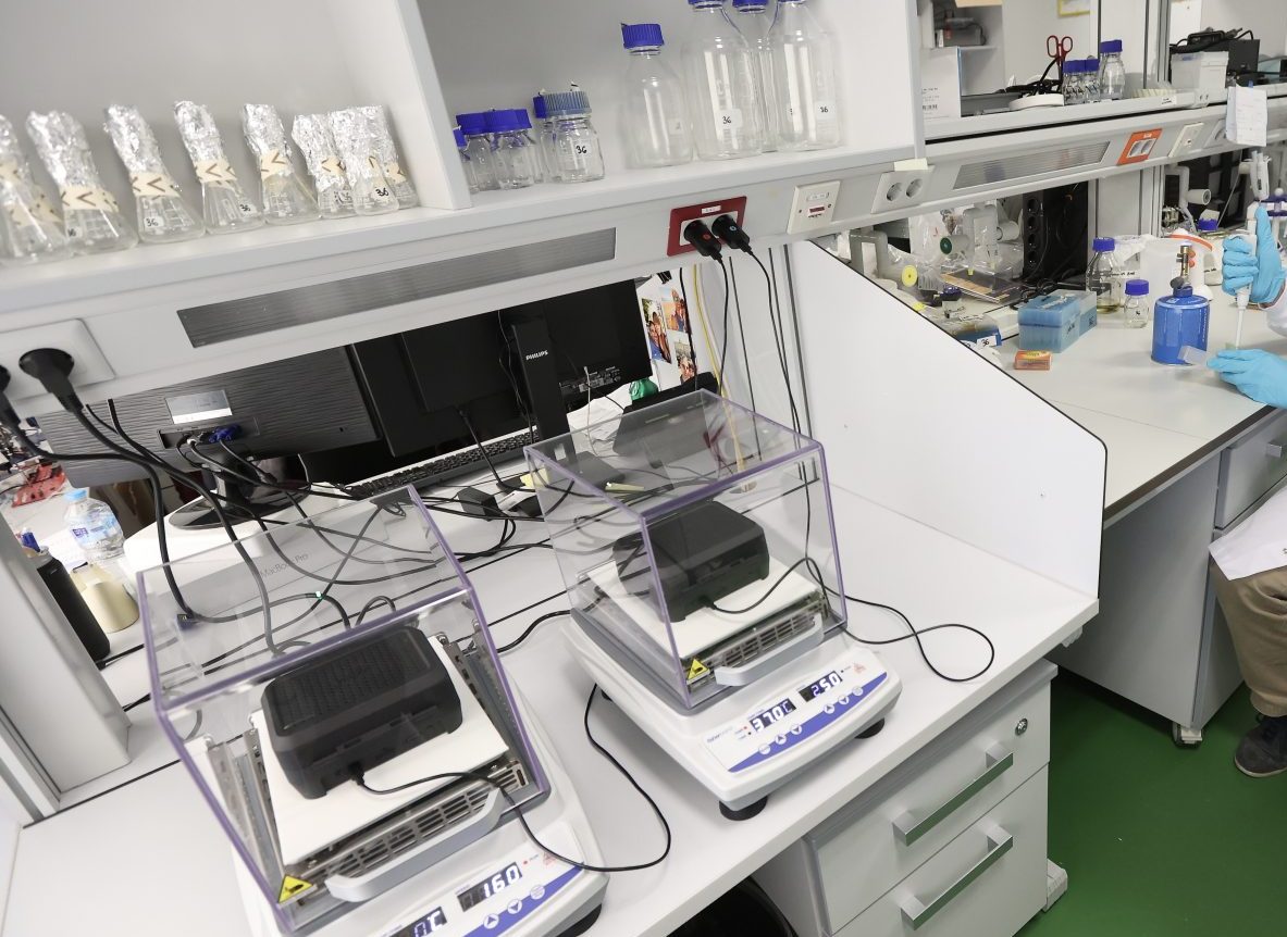 El investigador Saúl Ares en el laboratorio del Centrol Nacional de Biotecnología