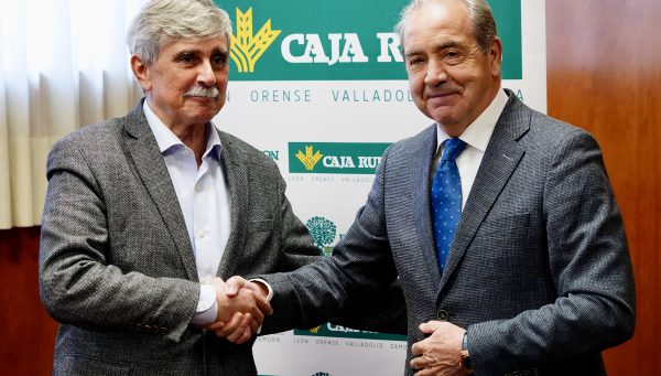 El rector de la Universidad de León (ULE) y el director general de Caja Rural, Cipriano García, firman un convenio de colaboración para promover el proyecto Experimenta León dirigido a estudiantes