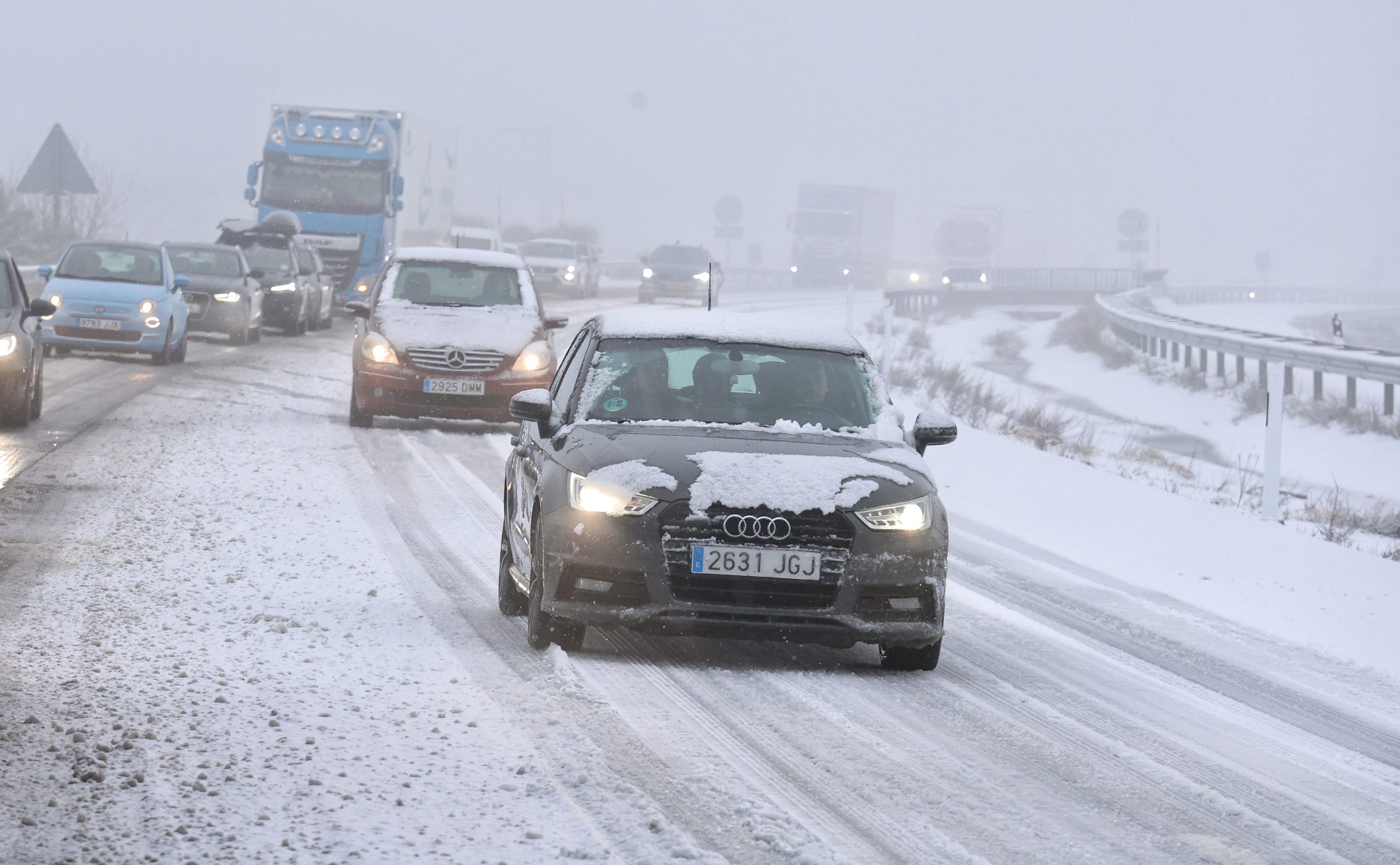 La intensa nevada de las últimas horas obliga a cerrar al tráfico la Autovía de la Ruta de la Plata (A-66) entre Sorihuela y Vallejera de Riofrío (Salamanca)