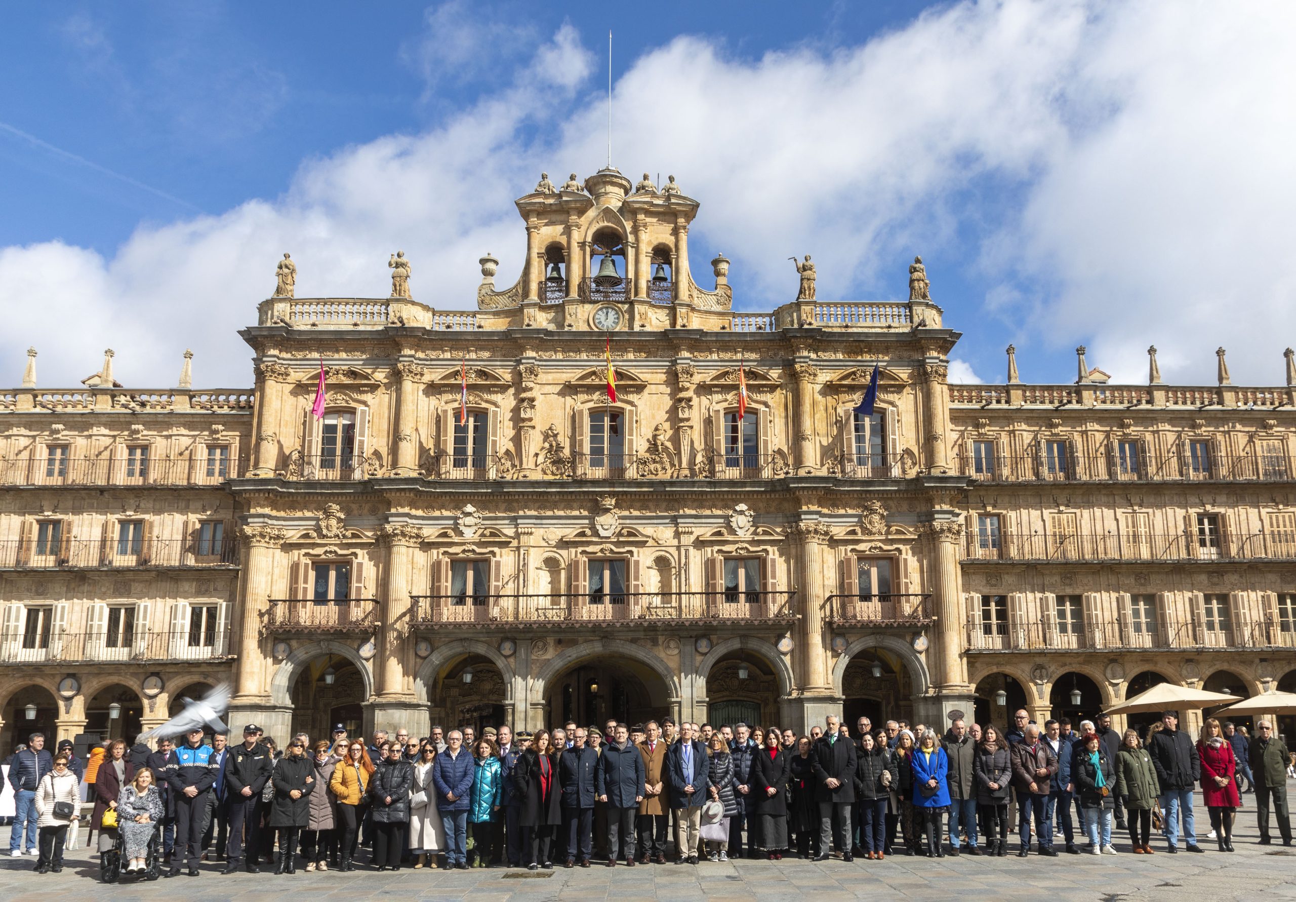 Minuto de silencio en las ciudades de la Comunidad con motivo del Día Europeo de las Víctimas del Terrorismo. El presidente de la Junta de Castilla y León, Alfonso Fernández Mañueco, asiste al convocado en la Plaza Mayor de Salamanca