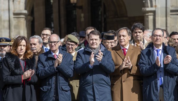 Minuto de silencio en las ciudades de la Comunidad con motivo del Día Europeo de las Víctimas del Terrorismo. El presidente de la Junta de Castilla y León, Alfonso Fernández Mañueco, asiste al convocado en la Plaza Mayor de Salamanca