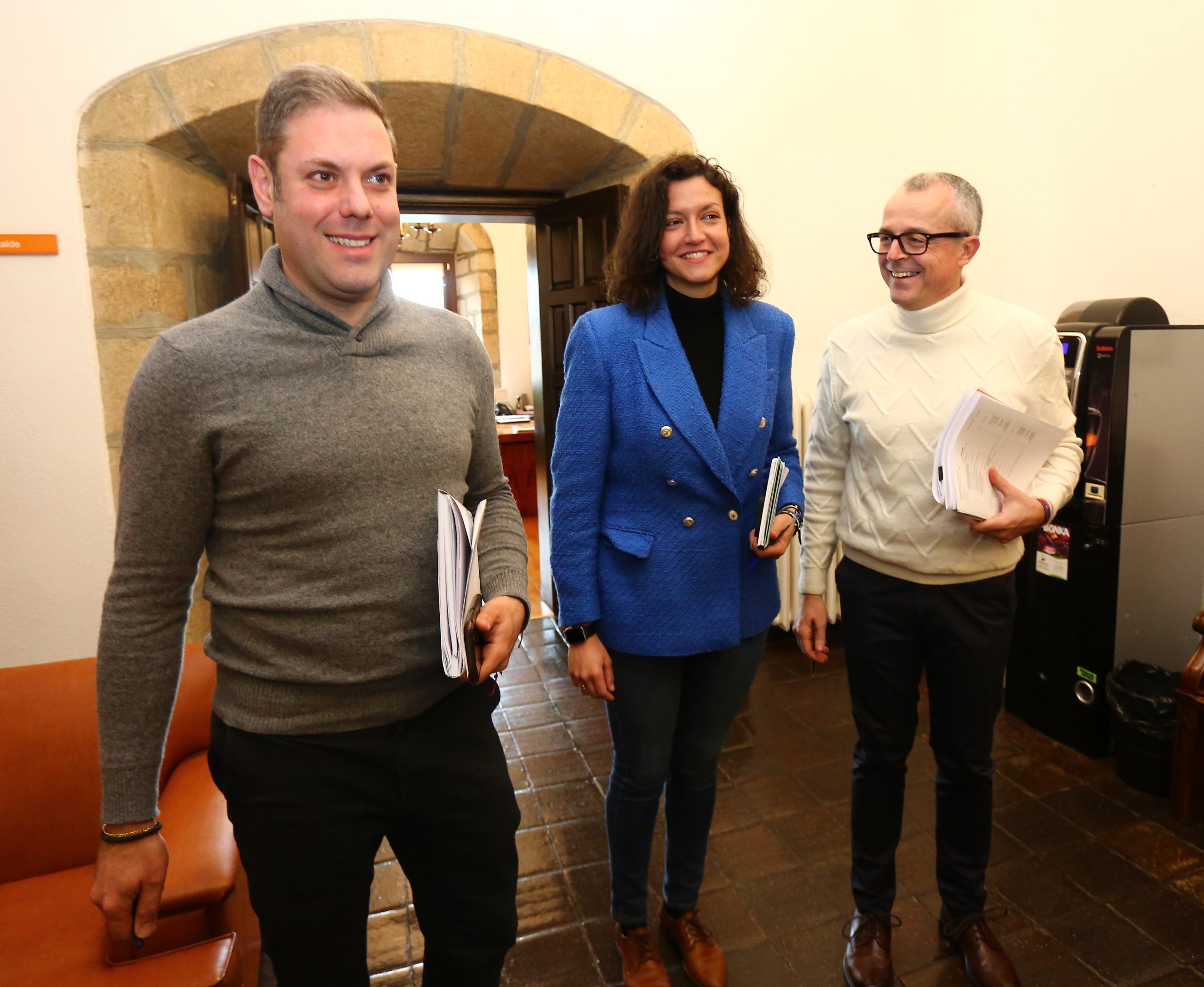 Los concejales de Hacienda, Patrimonio y Turismo y de Presidencia, Luis Antonio Moreno (D), Iván Alonso (I), y Lidia Coca, presentaron los nuevos presupuestos municipales