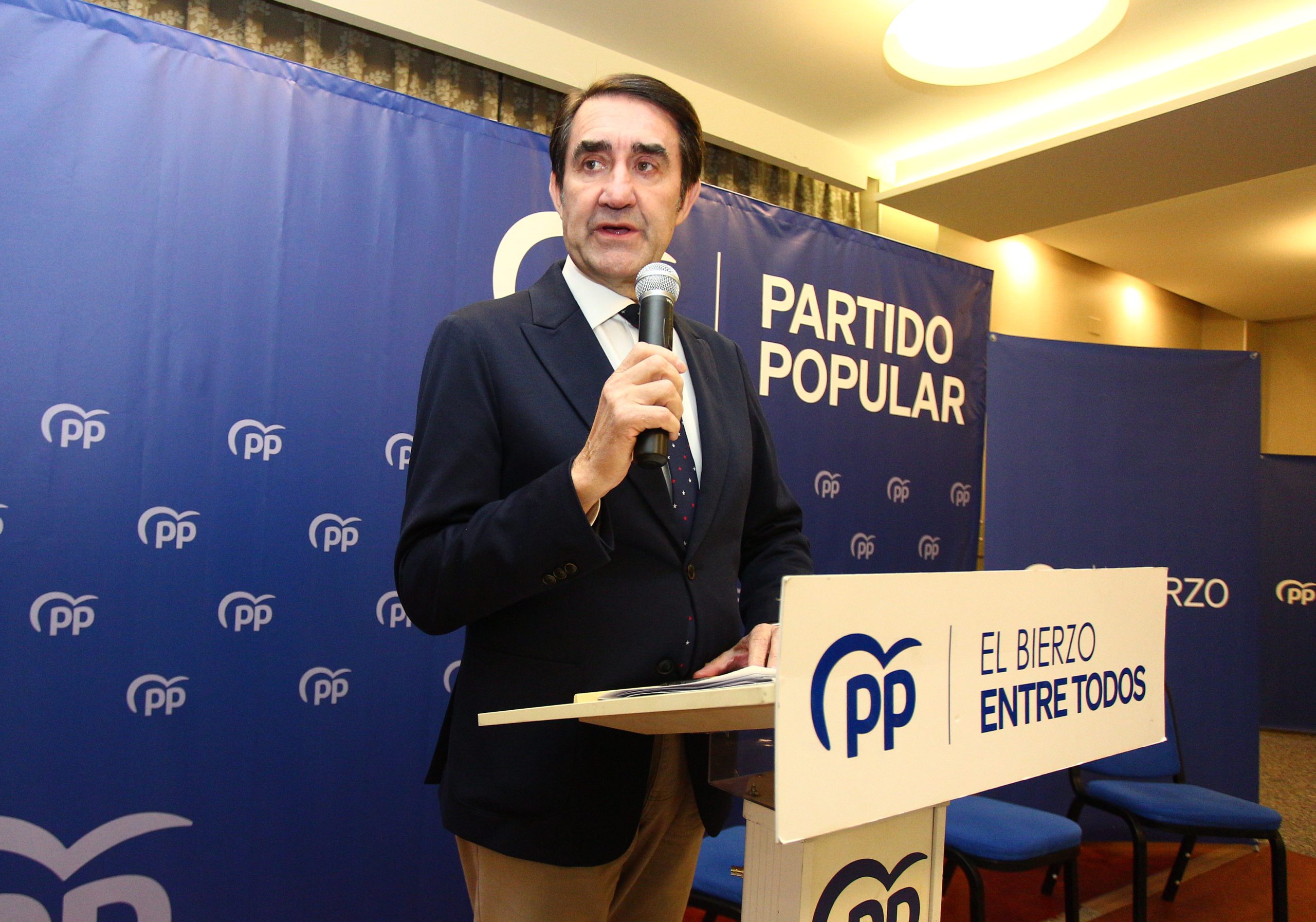 El consejero de Medio Ambiente, Vivienda y Ordenación del Territorio de la Junta de Castilla y León, Juan Carlos Suárez-Quiñones, interviene en la Escuela de Alcaldes del PP del Bierzo que se celebra en Ponferrada