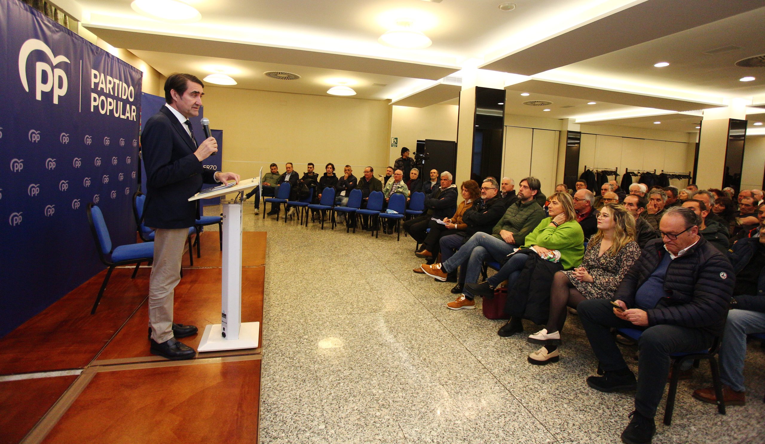 El consejero de Medio Ambiente, Vivienda y Ordenación del Territorio de la Junta de Castilla y León, Juan Carlos Suárez-Quiñones, interviene en la Escuela de Alcaldes del PP del Bierzo que se celebra en Ponferrada