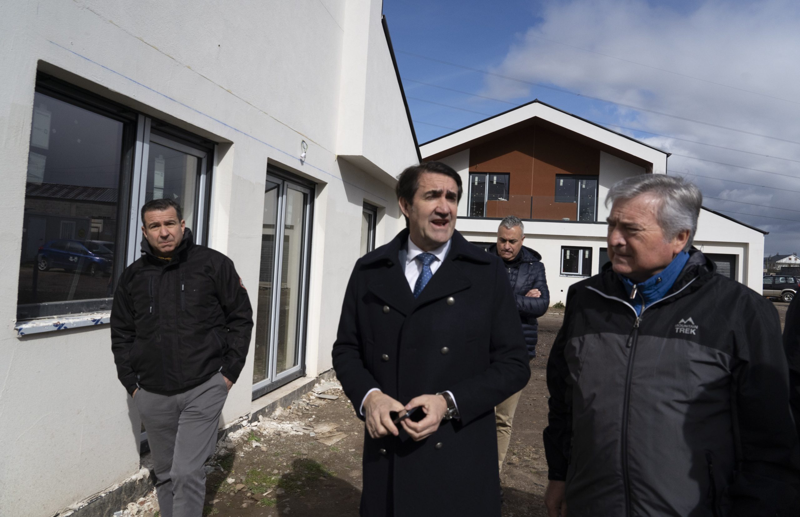 El consejero de Medio Ambiente, Vivienda y Ordenación del Territorio, Juan Carlos Suárez-Quiñones, durante su visita a las obras de la promoción de 32 Viviendas de Protección Oficial en Posada del Bierzo