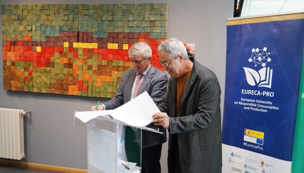 El rector de la ULE, Juan Francisco García Marín (I), durante la presentación del cuadro 'The Colorfull Wall', donado al Campus de Ponferrada por el artista y profesor Alfonso Fernández Manso (D)