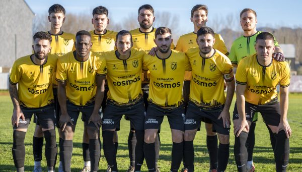 El Club Deportivo Toralense con la nueva equipación, que muestra el skyline de la fábrica de cemento de Toral de los Vados