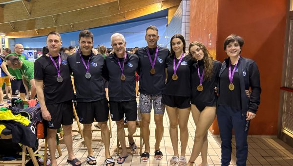 Los nadadores del Club Tritón posan con sus medallas en León