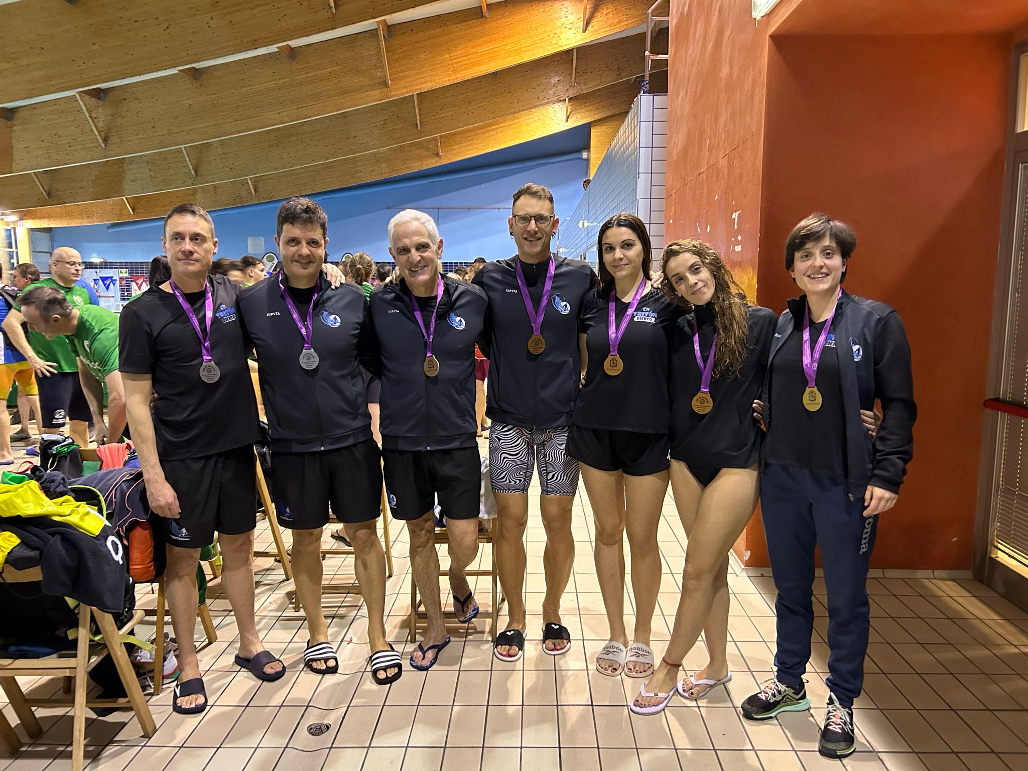 Los nadadores del Club Tritón posan con sus medallas en León