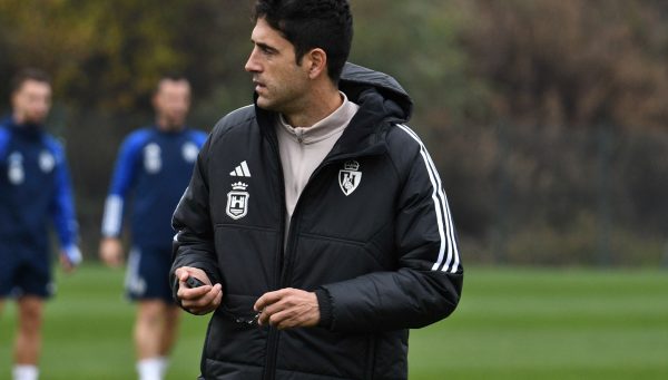 Íñigo Vélez, durante un entrenamiento de la Ponferradina