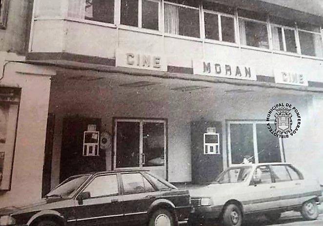 Fachada del cine Morán tras la remodelación en la que se instaló la oficina en la entreplanta. Años 80. 