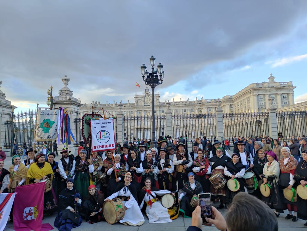 Las gaitas y el baile tradicional del Bierzo, en la I Fiesta de San Patricio en Madrid