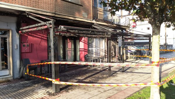 Estado en el que quedó la terraza del bar Saxo de Cuatrovientos tras el incendio