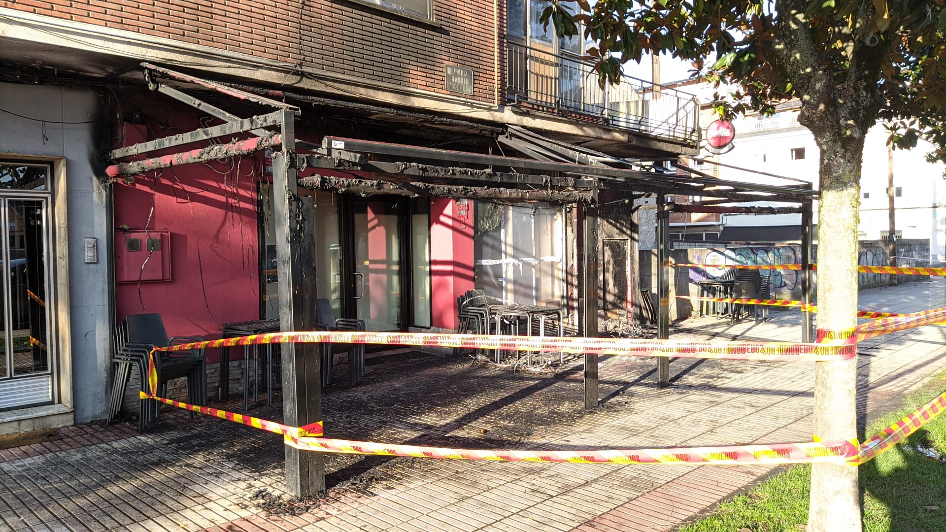 Estado en el que quedó la terraza del bar Saxo de Cuatrovientos tras el incendio