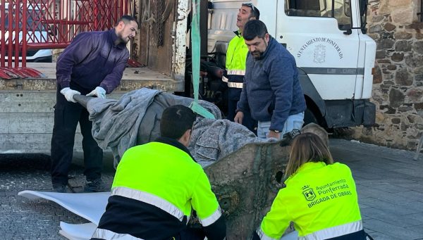 Instalación de la estatua del Lambrión Chupacandiles