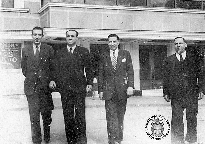 José Cubelos, Adriano Morán, Francisco Láinez y Lorenzo Pérez, fundadores de la Sociedad Edesa, frente al cine-teatro del mismo nombre. Cortesía de la familia Morán Castro.