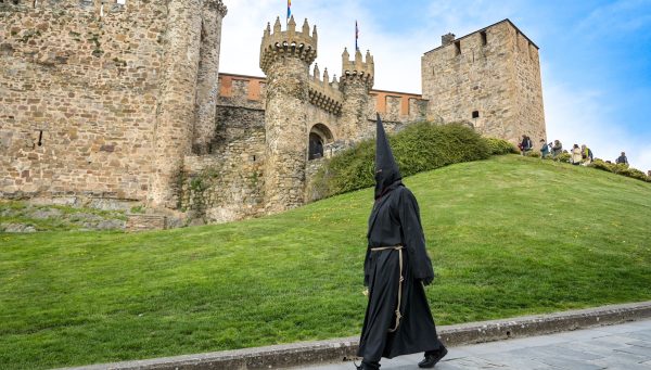 Salida del Nazareno Lambrión Chupacandiles para anunciar la llegada de la Semana Santa de Ponferrada