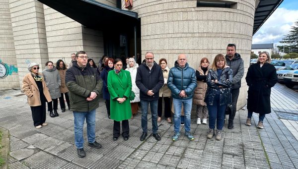 Minuto de silencio en el Consejo Comarcal del Bierzo en memoria de la víctimas de los atentados del 11 de marzo de 2004