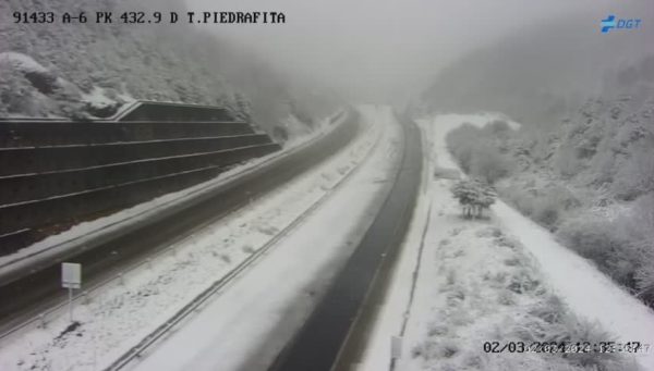 Nieve en la A-6 en el puerto de Piedrafita