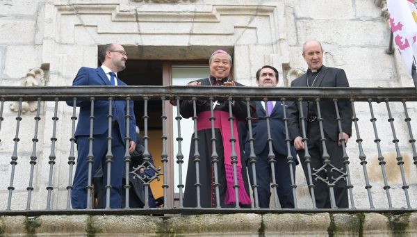 Visita del nuncio del Papa, monseñor Bernardito Cleopas Auza, al Ayuntamiento de Ponferrada