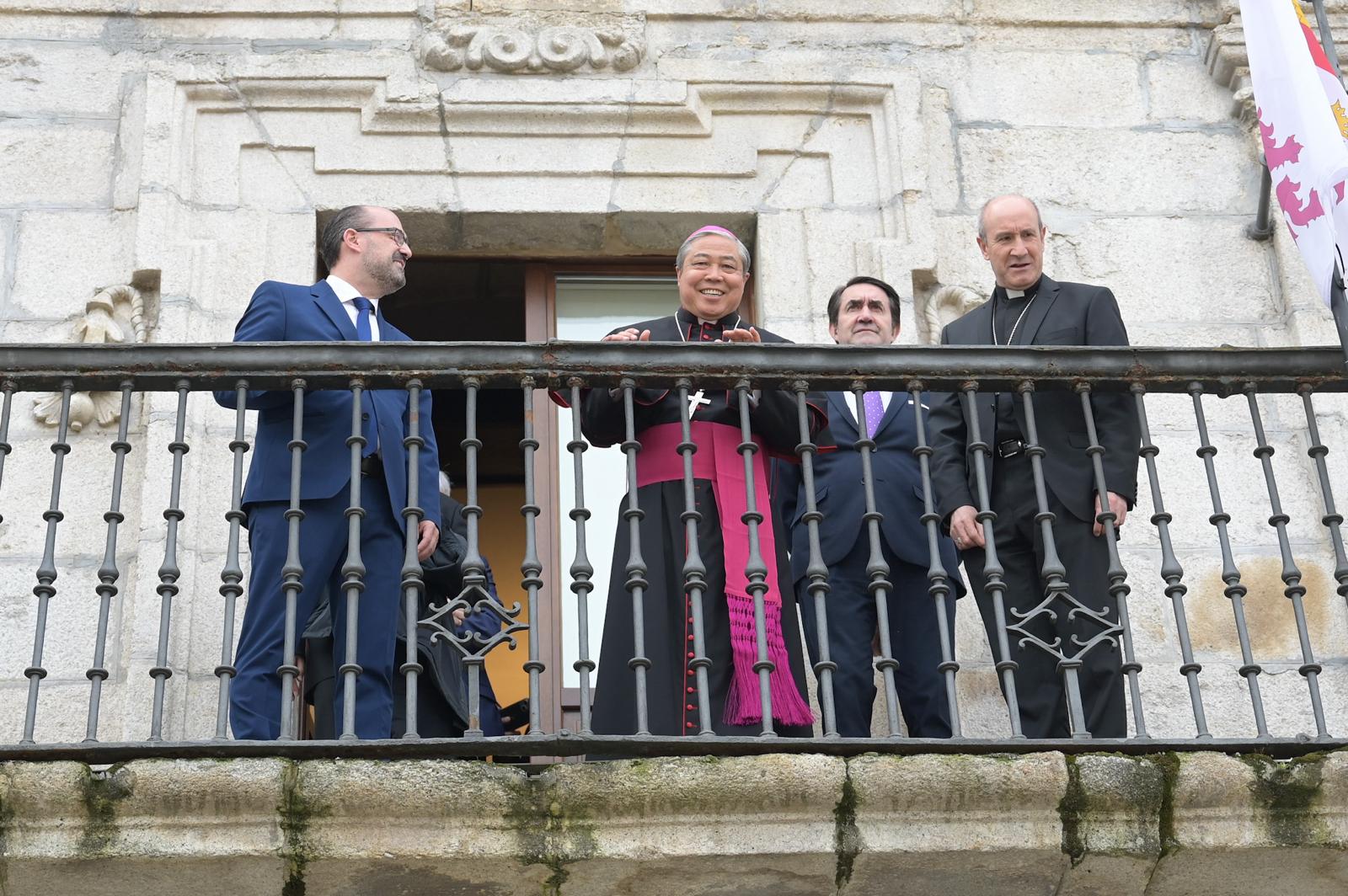 Visita del nuncio del Papa, monseñor Bernardito Cleopas Auza, al Ayuntamiento de Ponferrada