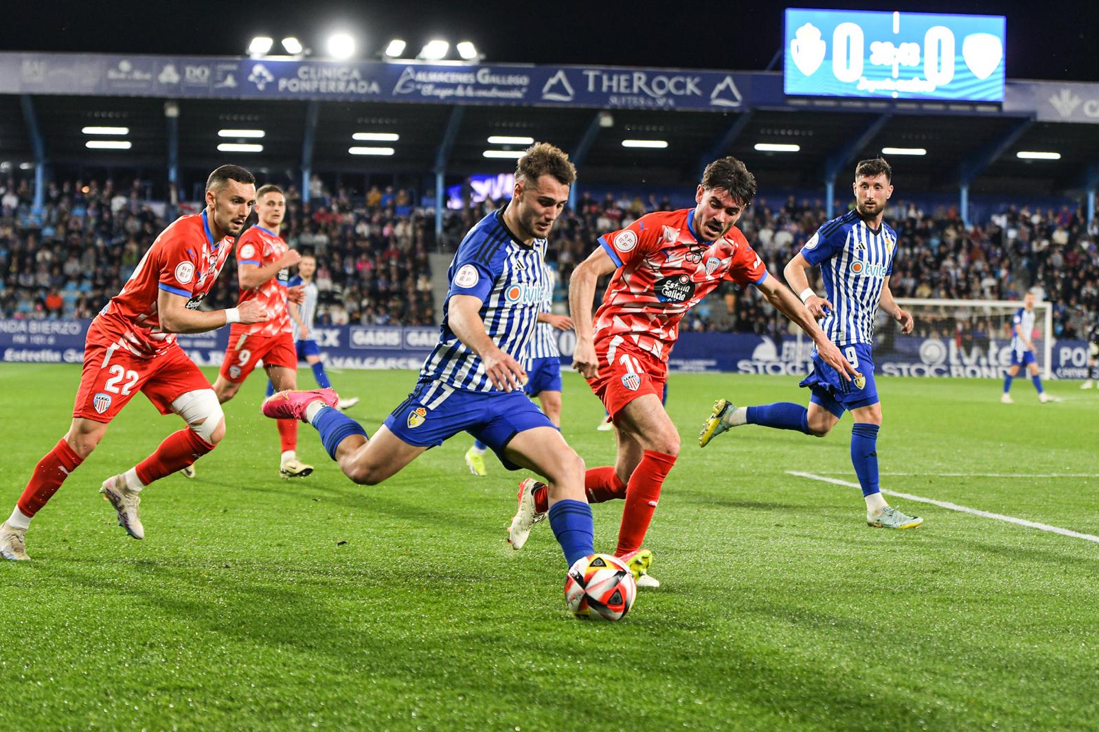 Carrique, durante el partido ante el Lugo en El Toralín