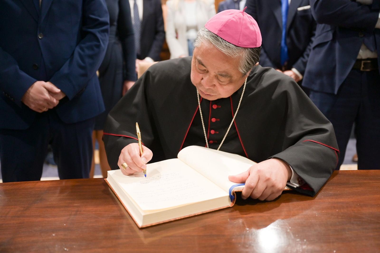 El nuncio del Papa, monseñor Bernardito Cleopas Auza, firma el Libro de Honor del Ayuntamiento de Ponferrada