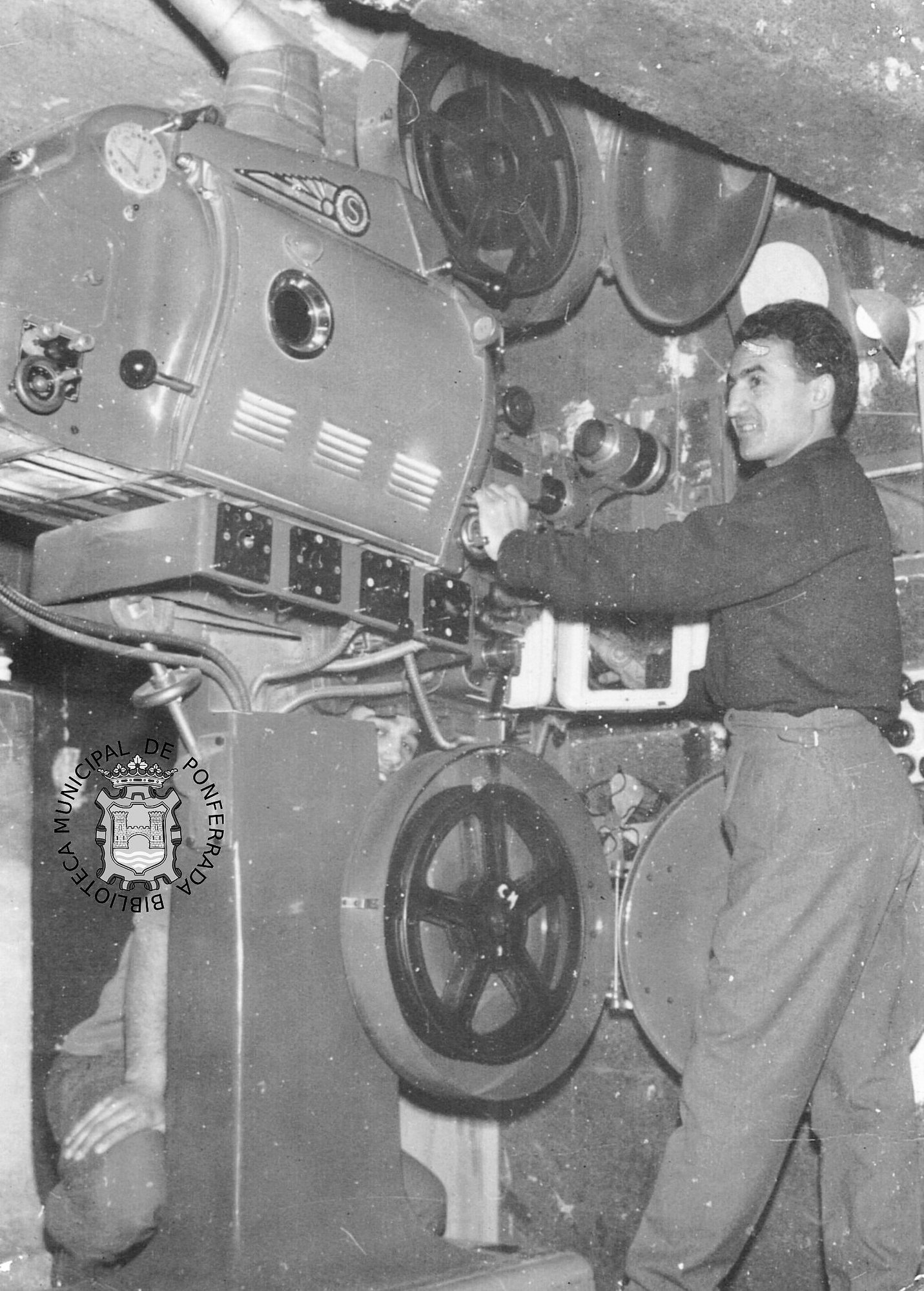 Saturnino Rodríguez, operador en la cabina del cine Morán. 1957. Fotografía cortesía de Saturnino Rodríguez.