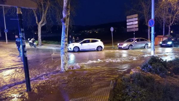 Se rompe una tubería general cerca de la glorieta del Cruceiro de Ponferrada. / EBD