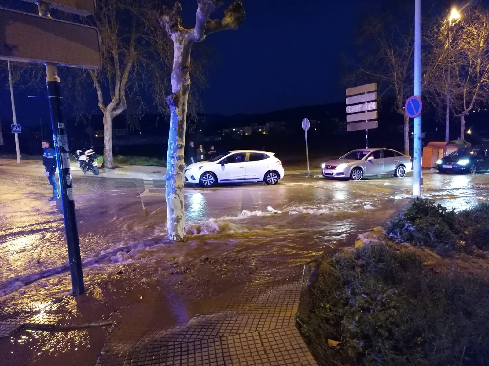 Se rompe una tubería general cerca de la glorieta del Cruceiro de Ponferrada. / EBD