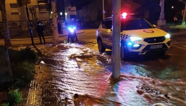 Se rompe una tubería general cerca de la glorieta del Cruceiro de Ponferrada