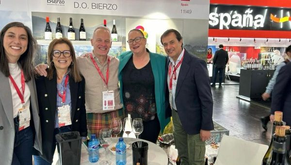 Tim Atkin visitando el stand de la DO Bierzo en la ProWein.