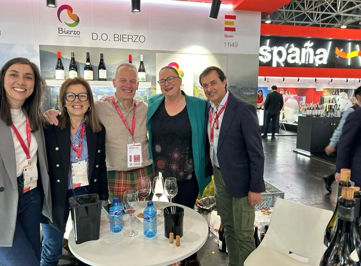 Tim Atkin visitando el stand de la DO Bierzo en la ProWein.