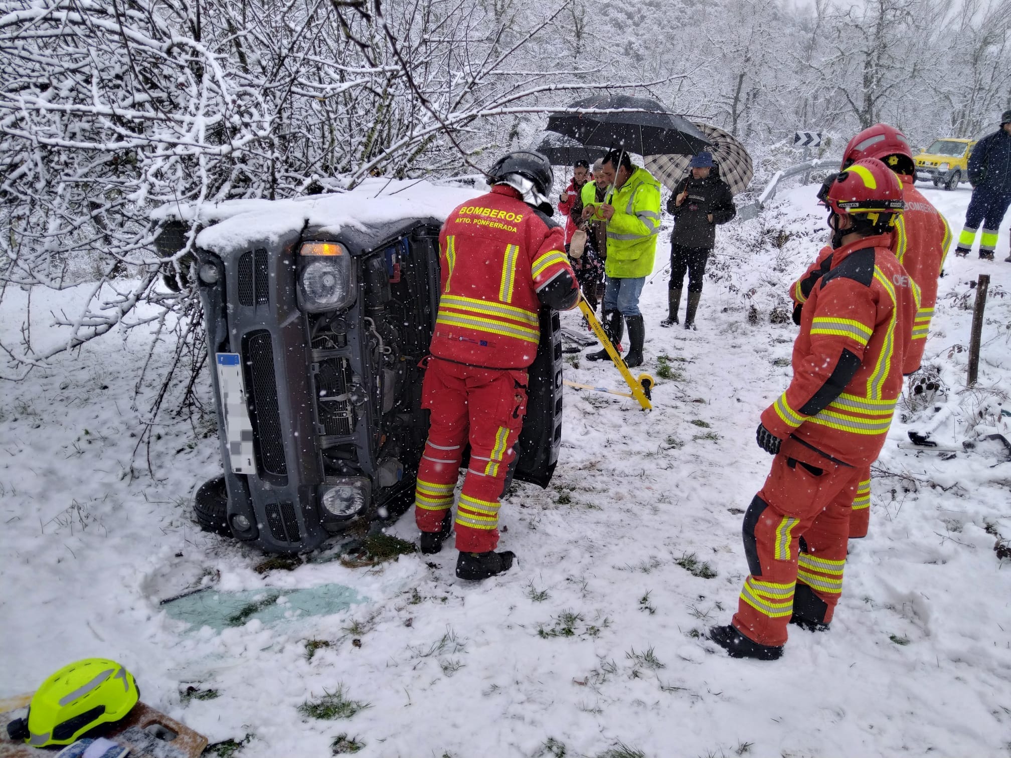 Una mujer de 44 años se queda atrapada en el interior del vehículo en un accidente en Susañe del Sil