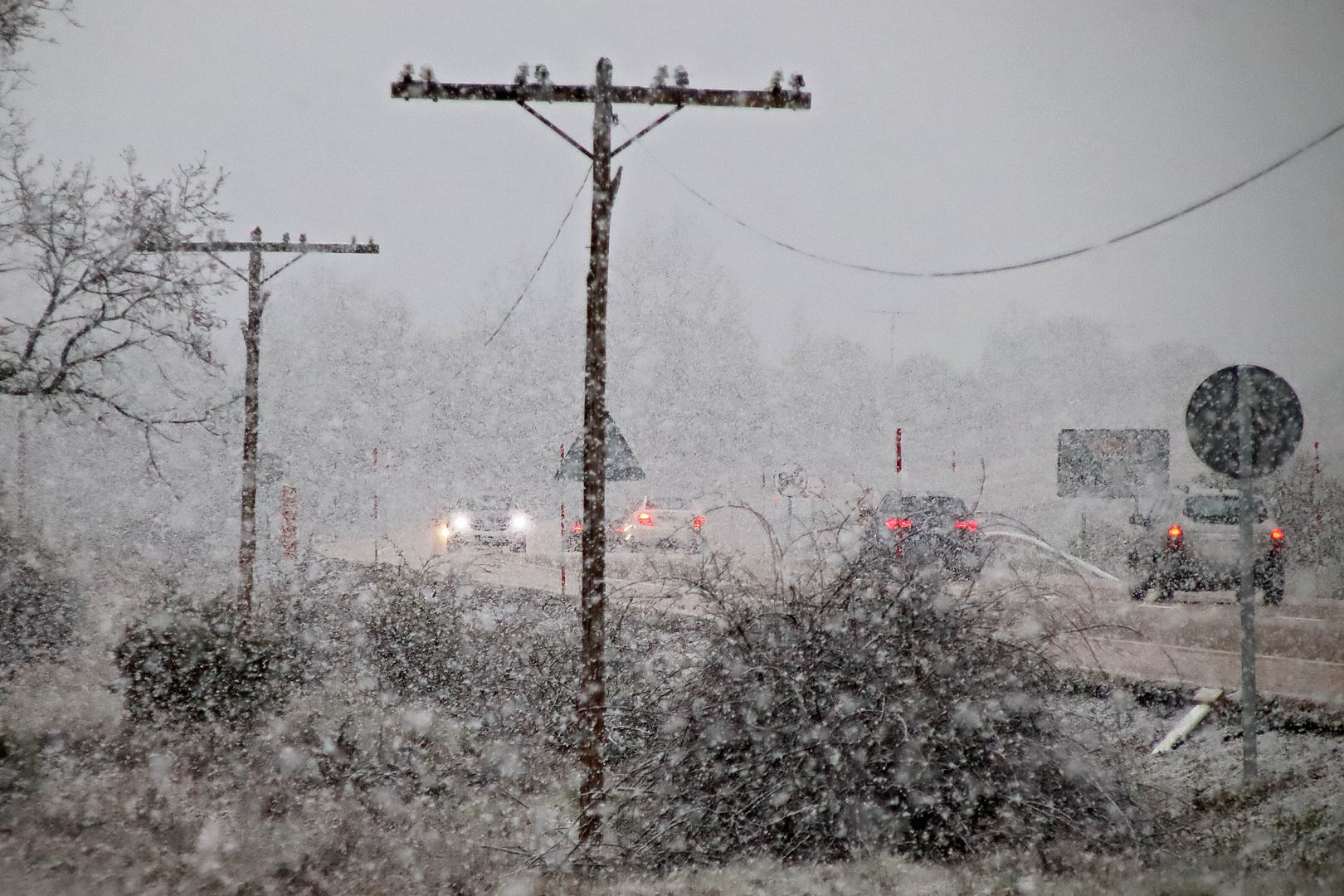 La nieve dificulta el tráfico en la N-630 a la altura de Sariegos