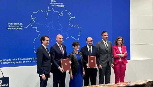 Firma del convenio entre el Ayuntamiento de Ponferrada, el Ministerio de Vivienda y la Junta para la rehabilitación urbana de La Puebla