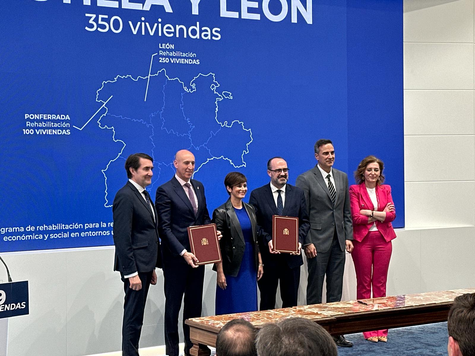 Firma del convenio entre el Ayuntamiento de Ponferrada, el Ministerio de Vivienda y la Junta para la rehabilitación urbana de La Puebla