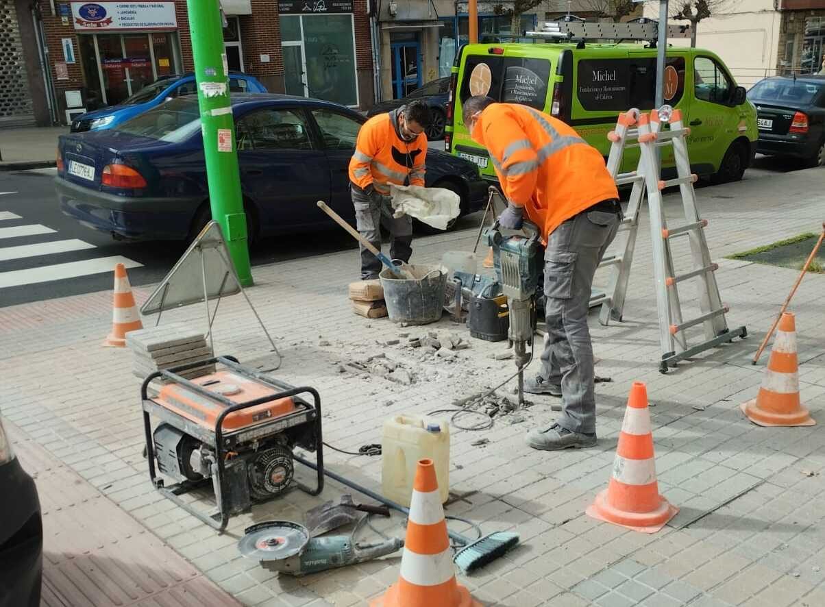 Desmantelan las últimas cabinas de teléfono de Ponferrada