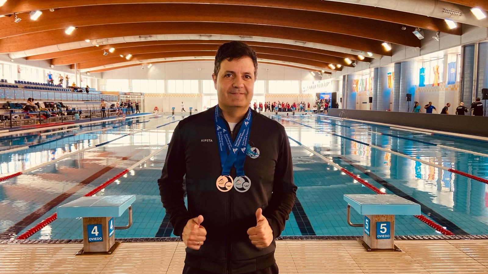 Rubén Serrano, con las medallas logradas en Oviedo