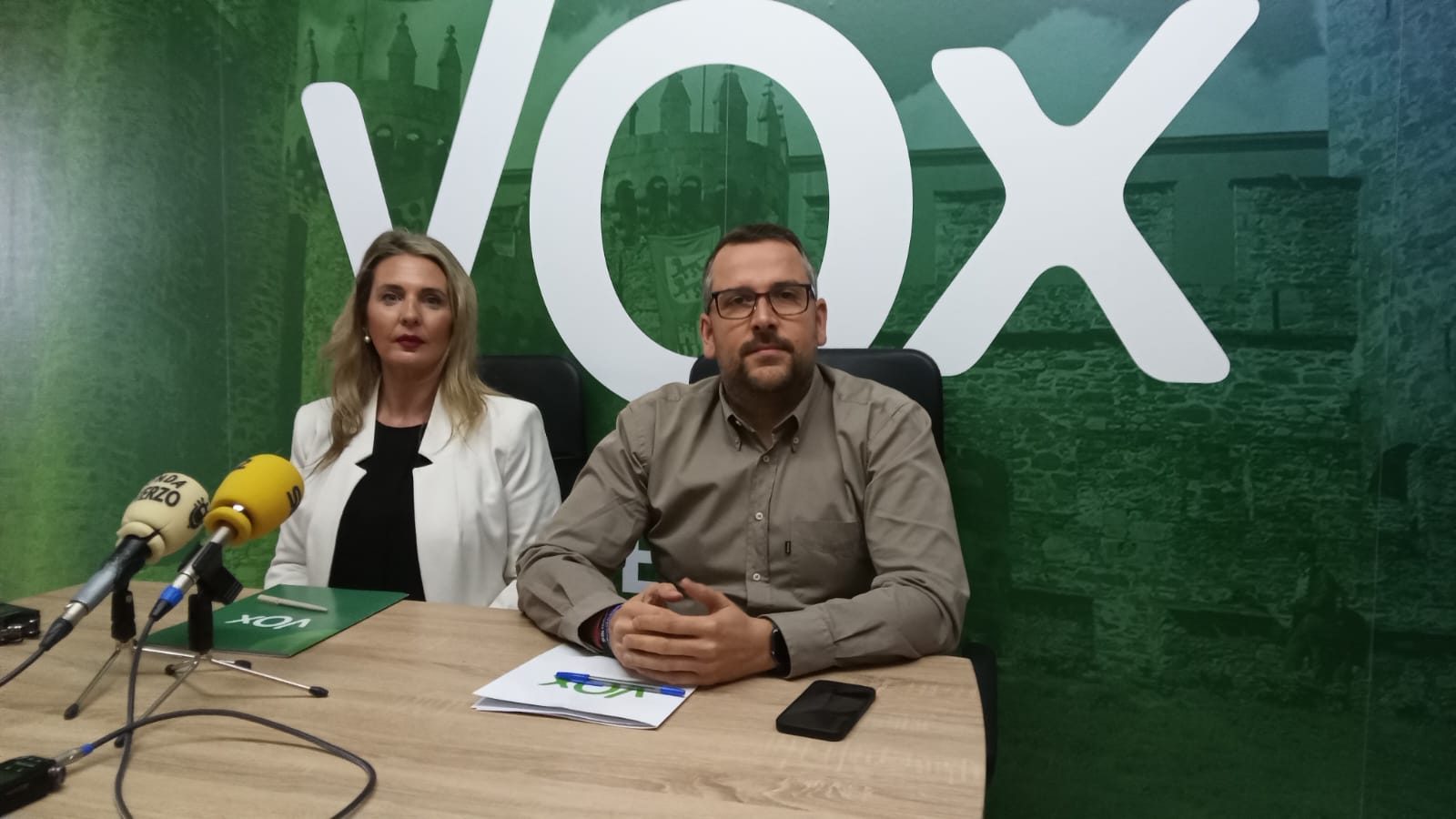 Patricia González y Gerardo González, concejales de Vox en el Ayuntamiento de Ponferrada