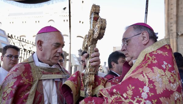 El obispo de León, Luis Ángel de las Heras, recibe en la Catedral el ‘Lignum crucis’ de Santo Toribio de Liébana en su peregrinación a Astorga tras la clausura del Año Santo Lebaniego.