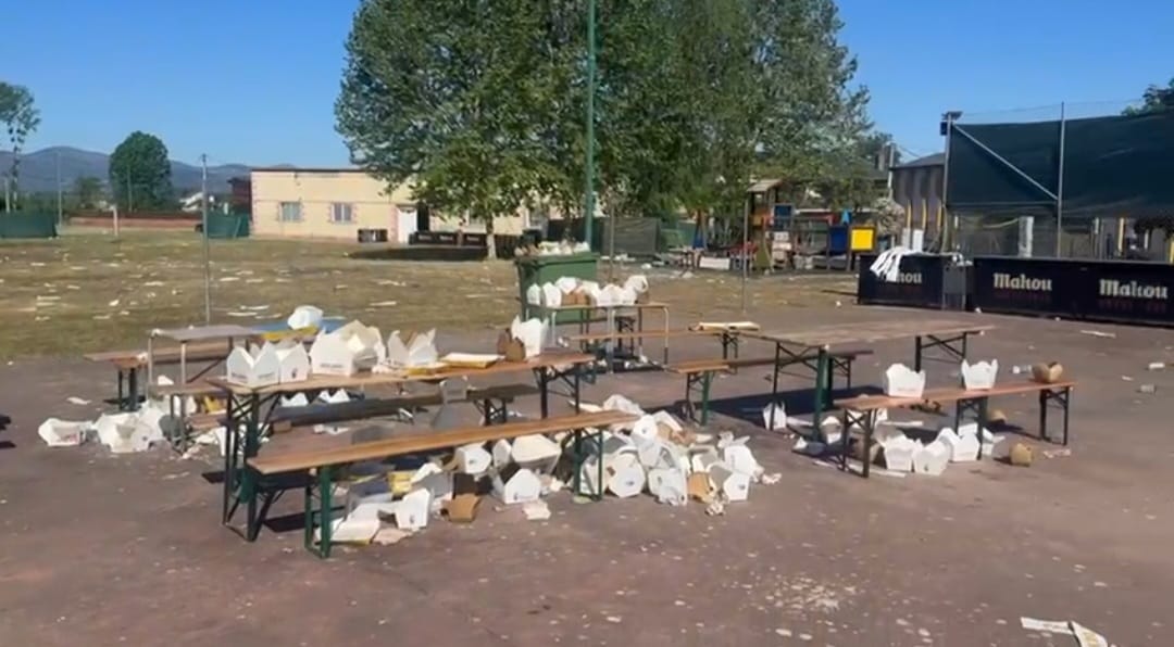 Los desechos que quedaron en el recinto ferial de Narayola, donde se celebró el pasado lunes el Verbena Fest