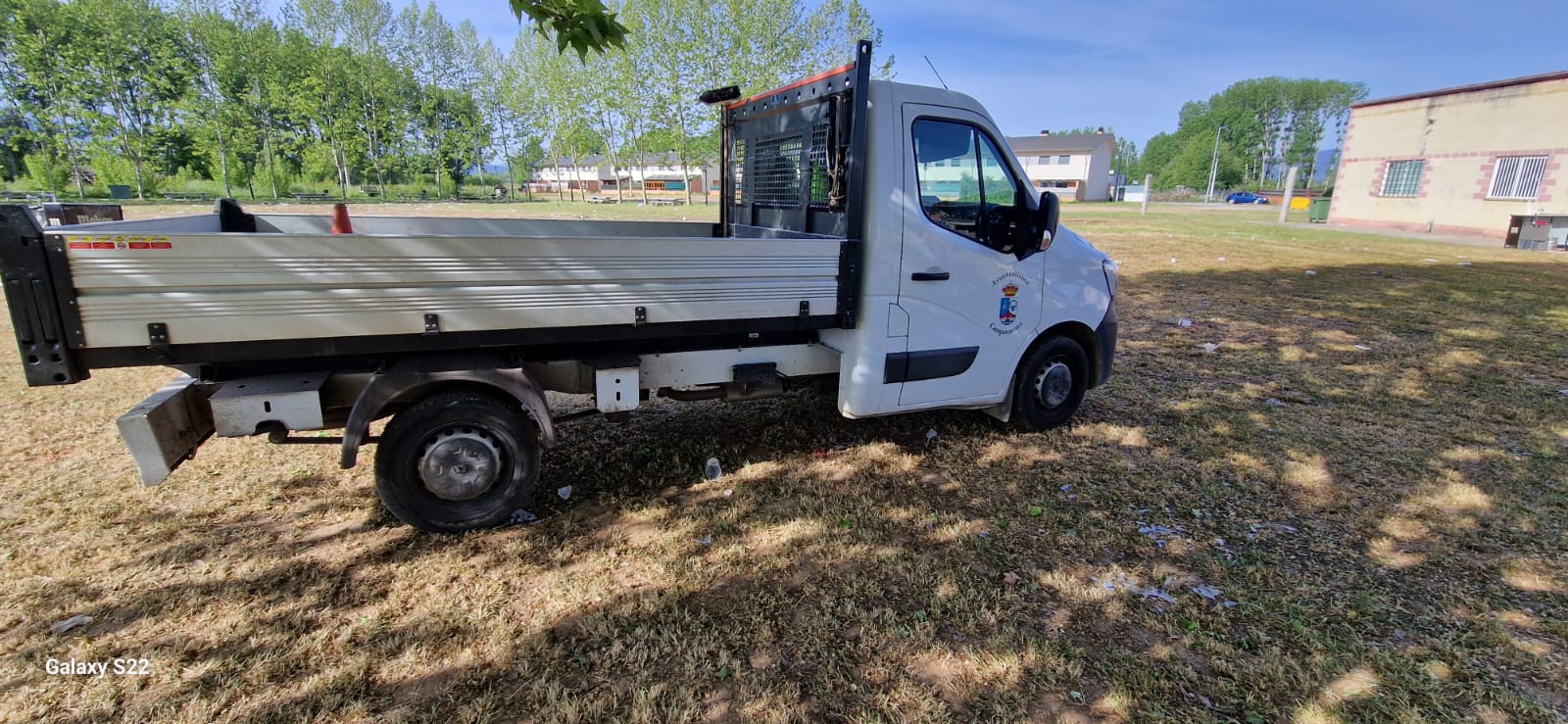 El servicio de limpieza del Ayuntamiento de Camponaraya recogiendo los desechos del recinto ferial, donde se celebró el pasado lunes el Verbena Fest.